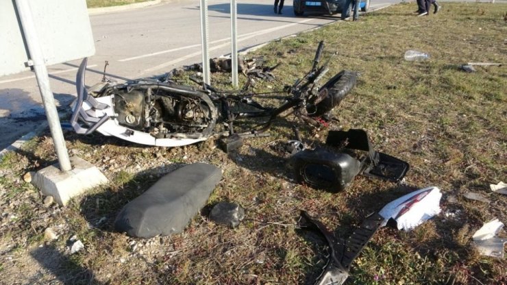Çanakkale’de otomobil motosikletle çarpıştı: 1 ölü, 2 yaralı