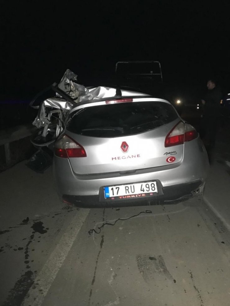 Çanakkale’de tıra çarpan otomobil sürücüsü hayatını kaybetti