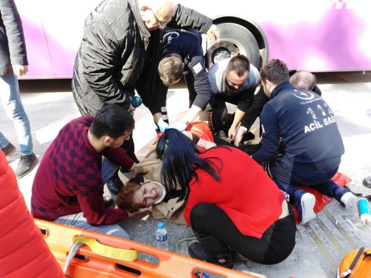 Yayalara motosiklet çarptı: 2 yaralı