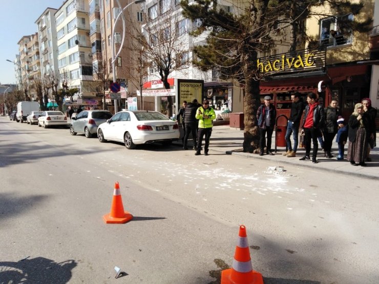 Yayalara motosiklet çarptı: 2 yaralı