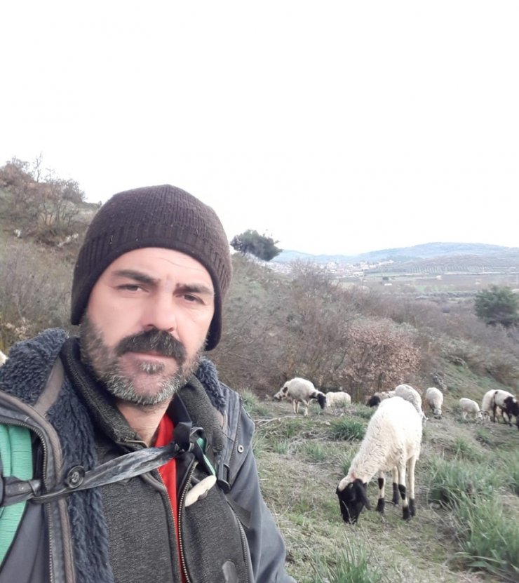 Kuzuların yüksek ses çıkarmasından şüphelendi, video çekerken depremi kaydetti