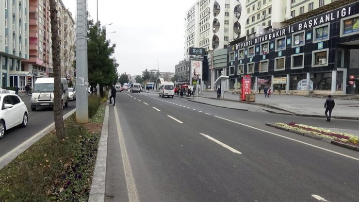 Diyarbakır’da korkunç kaza: Başı aracın ön camına çarptı, ardından takla atarak arka camından içeri girdi