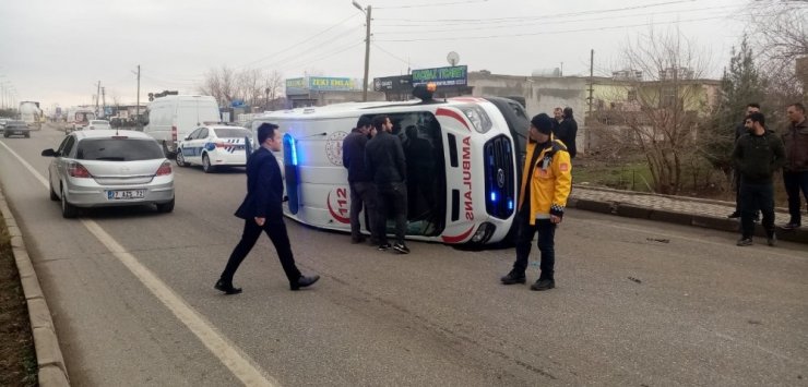 Diyarbakır’da hasta taşıyan ambulans kaza yaptı: 5 yaralı