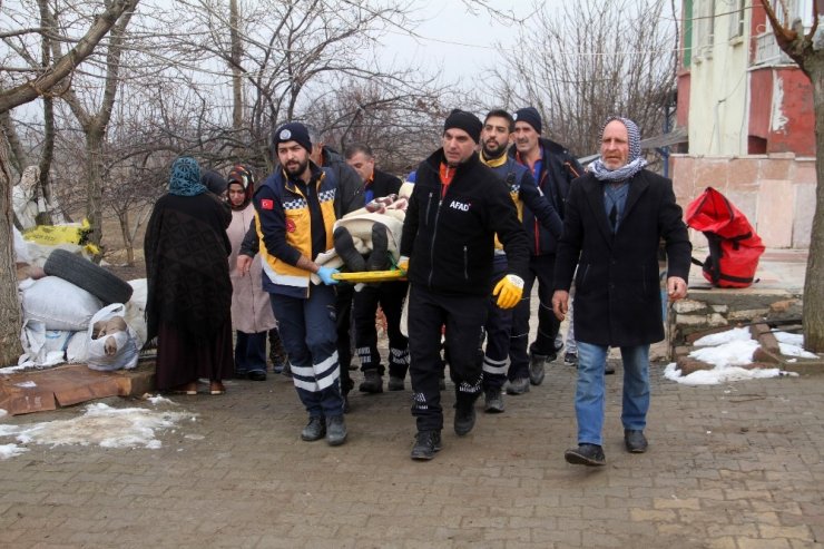 Çatıdan düşen şahıs, AFAD’ın operasyonu ile kurtarıldı
