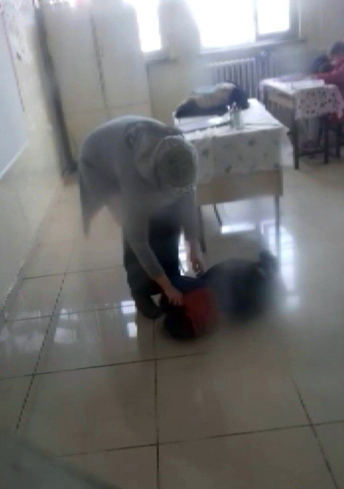 Öğretmenin öğrencilere şiddet uyguladığı anlar kamerada