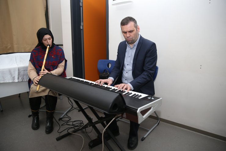 Görme engelli müzik öğretmeni öğrencilere notaları sevdirdi