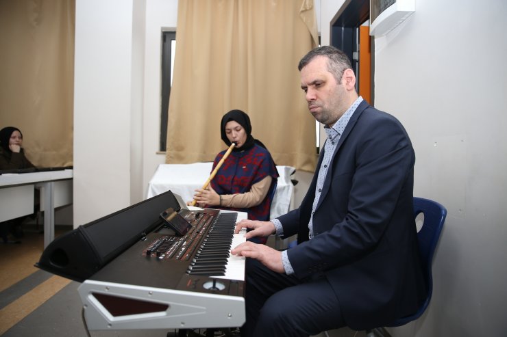 Görme engelli müzik öğretmeni öğrencilere notaları sevdirdi
