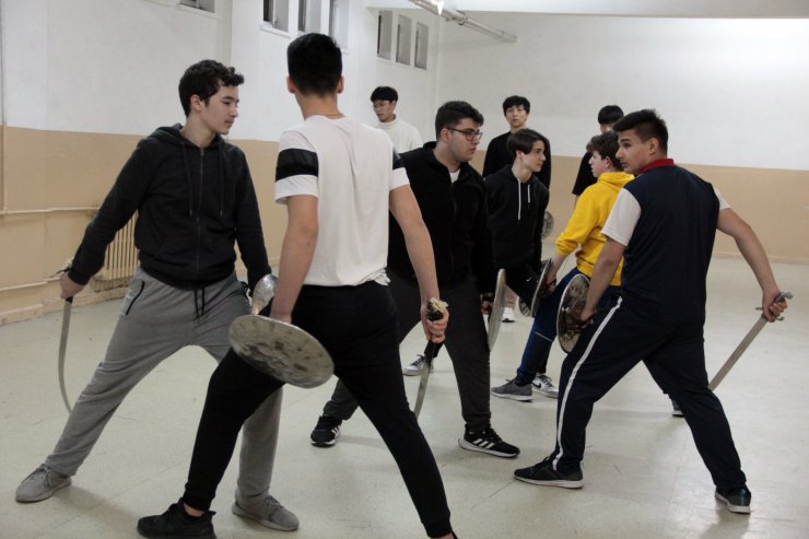 Güney Koreli gençler, Bursa'da kılıçkalkan öğreniyor