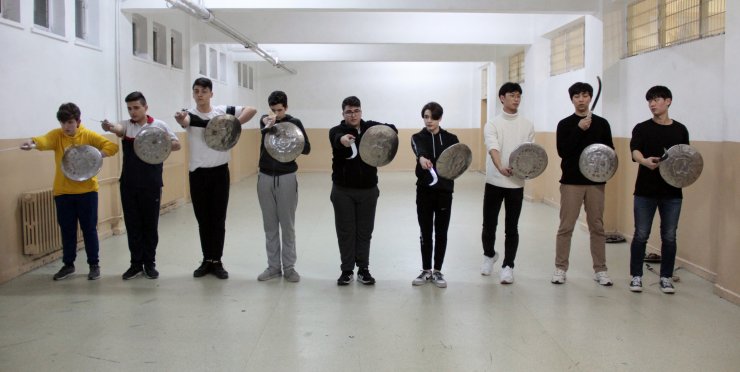 Bursa'da kılıçkalkan öğrenen Güney Koreli gençlere sertifika