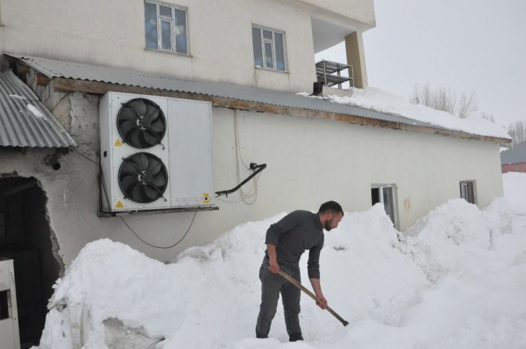 Çatıdaki karı temizlerken ölümden dönen Özgenç, o anları anlattı