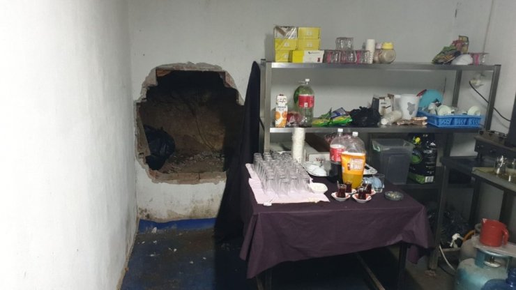 Mühürlenen yere kapı açtılar, tekrar kumar oynarken yakalandılar