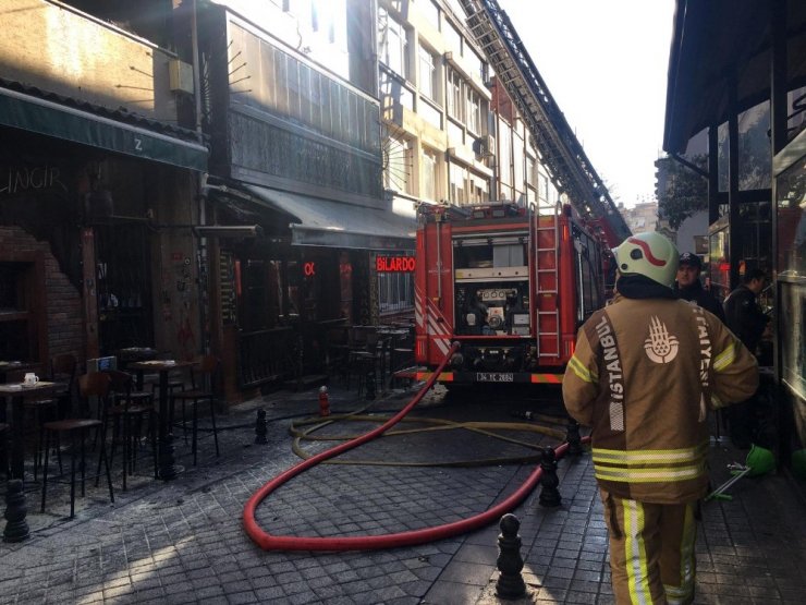 Kadıköy’de 3 katlı binada yangın
