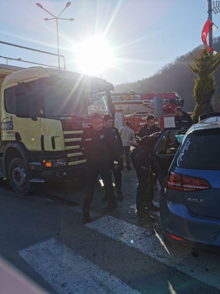 Kamyon ile otomobil çarpıştı: 4 yaralı
