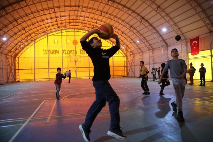 Karaköprü’de geleceğin basketbolcuları yetişiyor