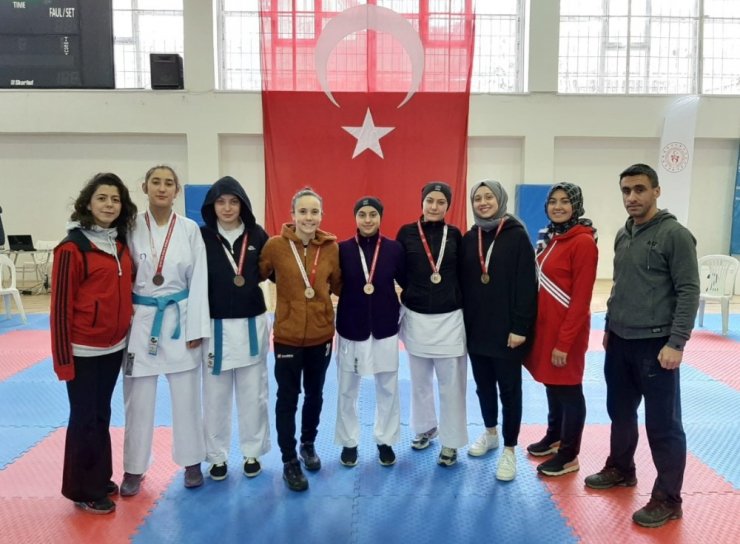 Sivaslı karateciler 15 madalya kazandı