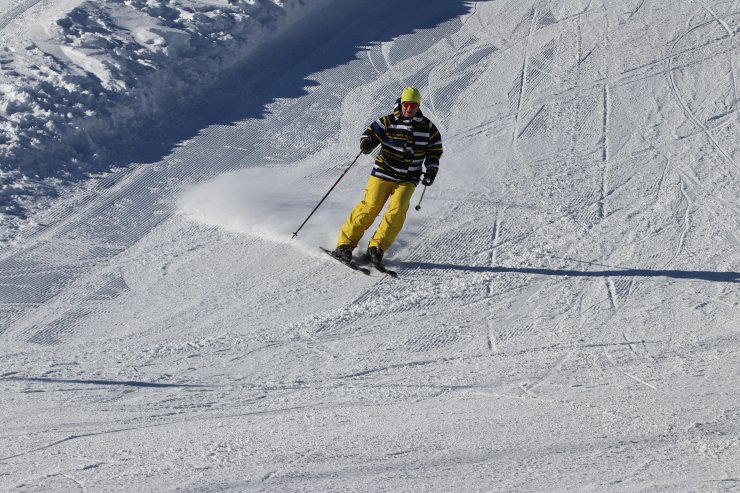 Kartalkaya'da pistlerde kar kalınlığı 2 metre 30 santimetreye ulaştı