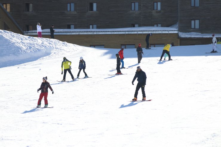 Kartalkaya'da pistlerde kar kalınlığı 2 metre 30 santimetreye ulaştı