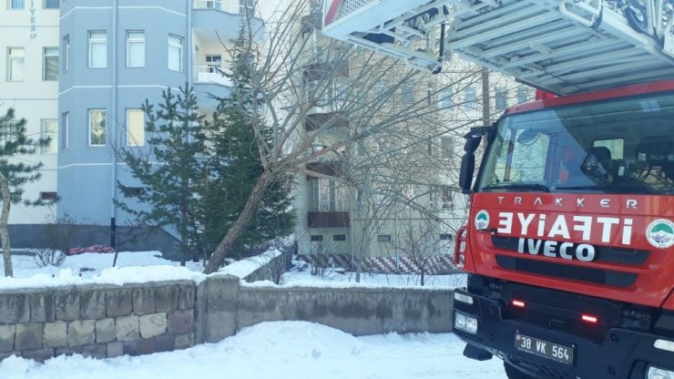 Eşi son anda yakaladı, dayanamayarak 5. kattan aşağı düştü