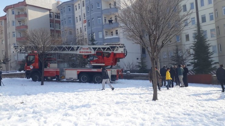 Eşi son anda yakaladı, dayanamayarak 5. kattan aşağı düştü
