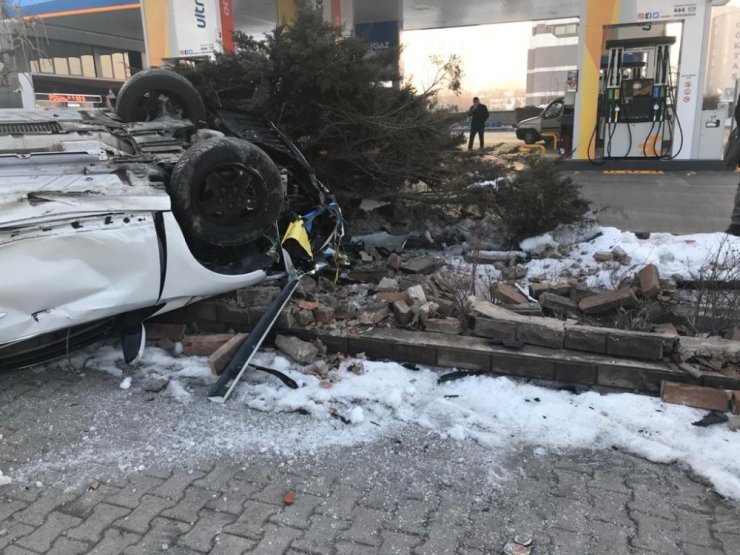 Direksiyon hakimiyeti kaybolan araç böyle takla attı