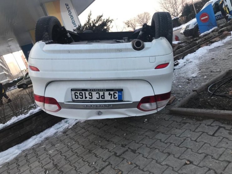 Direksiyon hakimiyeti kaybolan araç böyle takla attı