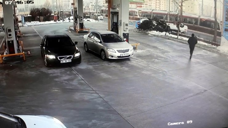 Direksiyon hakimiyeti kaybolan araç böyle takla attı