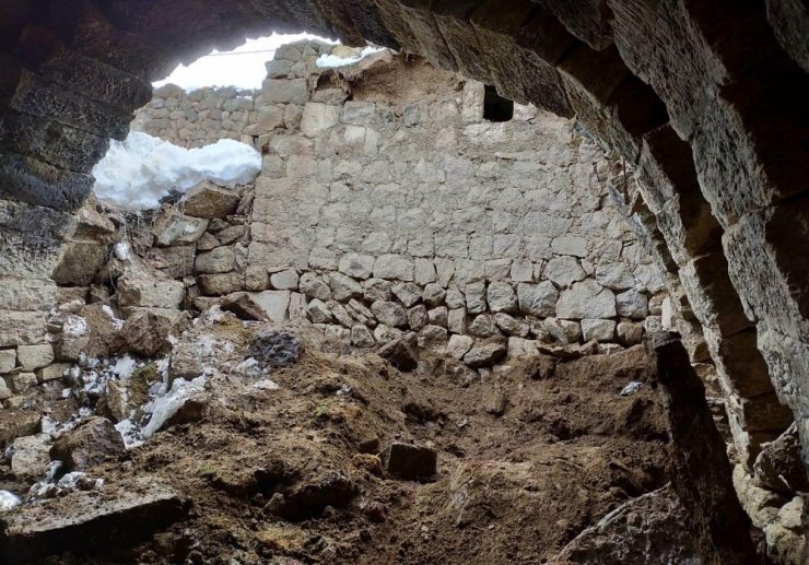Karın ağırlığını taşıyamayan ahırın çatısı çöktü: 3 büyükbaş hayvan telef oldu
