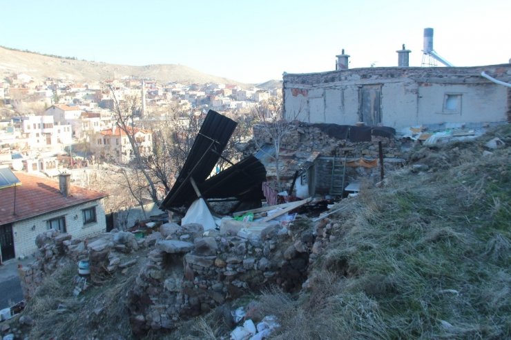 Dağdan yuvarlanan kaya evi yıktı