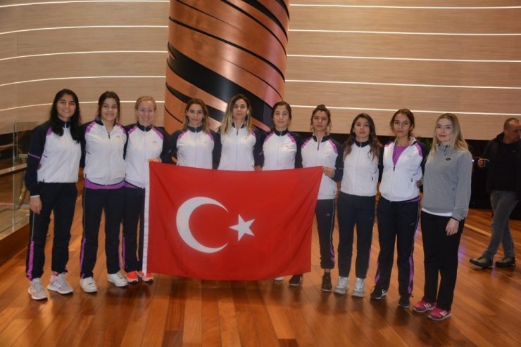 Hokeyin sultanları Avrupa şampiyonluğu için Litvanya’ya gitti