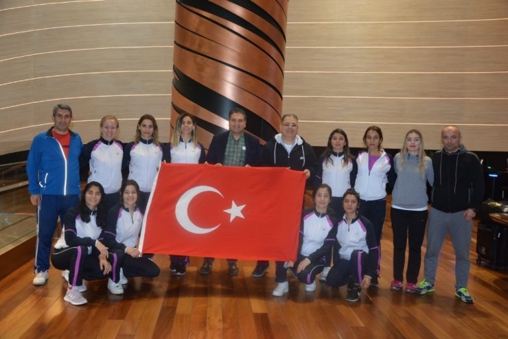 Hokeyin sultanları Avrupa şampiyonluğu için Litvanya’ya gitti