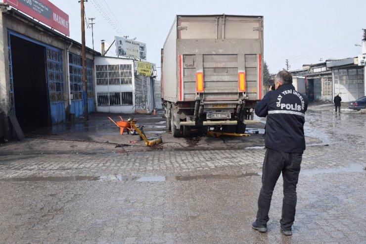 11 tonluk tır dorsesinin altında kalan işçi yaralandı