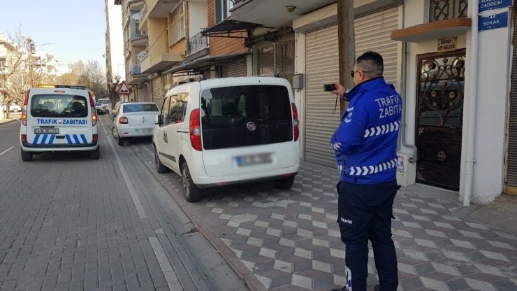 Manisa’da kaldırım ve duraklara park edenlere ceza yağıyor