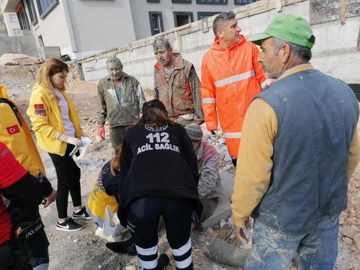 İnşaatın beton kalıbı çöktü: 3 yaralı