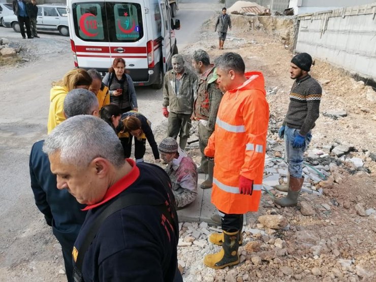 İnşaatın beton kalıbı çöktü: 3 yaralı