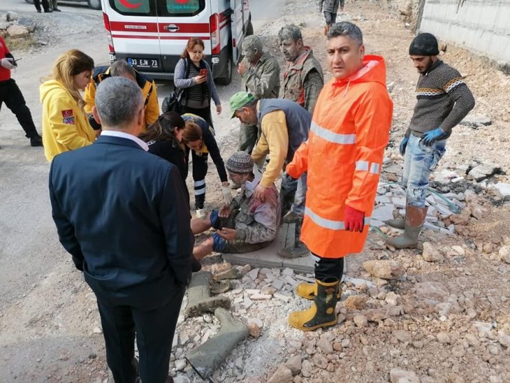 İnşaatın beton kalıbı çöktü: 3 yaralı