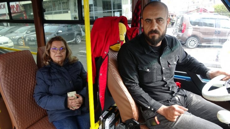 Minibüs şoförü, minibüste unutulan telefonu sahibine teslim etti
