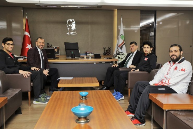 Ay-yıldızlı kulaçlar başarıya kenetlendi