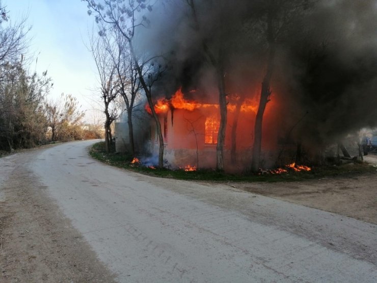 Elektrik kontağından çıkan yangın evi kül etti