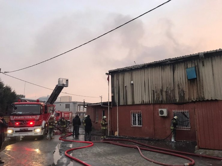 Pendik’te metal kaplama fabrikasında yangın