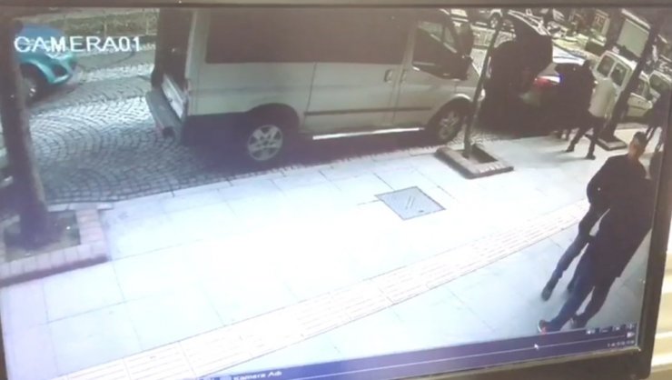6 yıl sonra gördüğü arkadaşıyla önce tokalaştı sonra saldırdı