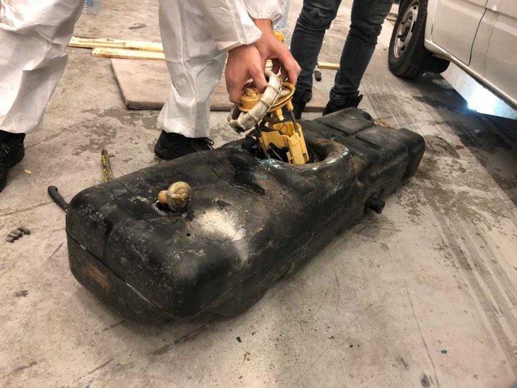 Sarp Gümrük Kapısında minibüsün yakıt deposunda 115 kilogram kaçak bal ele geçirildi