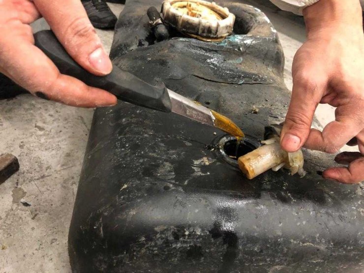 Sarp Gümrük Kapısında minibüsün yakıt deposunda 115 kilogram kaçak bal ele geçirildi