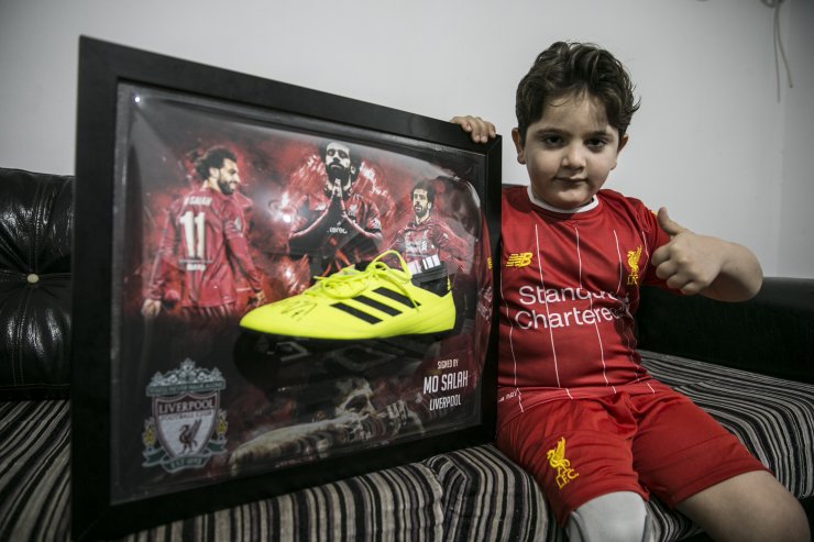 Savaşın engelli bıraktığı çocuğun, Muhammed Salah imzalı krampon mutluluğu
