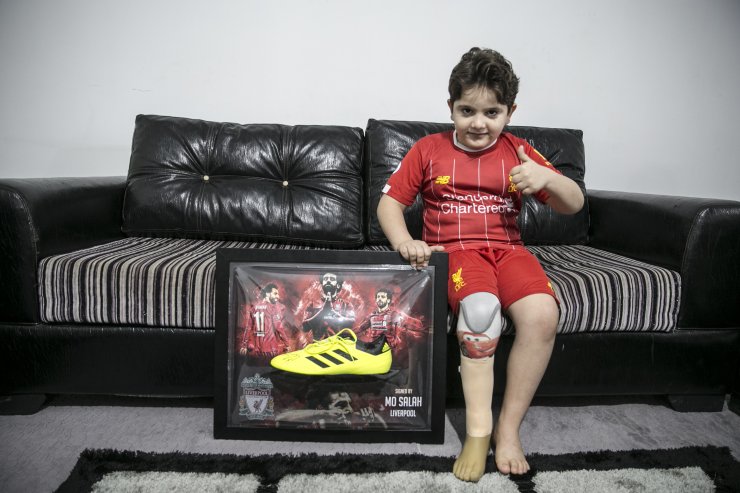Savaşın engelli bıraktığı çocuğun, Muhammed Salah imzalı krampon mutluluğu