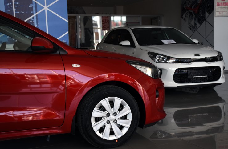 Sıfır otomobiller banttan inmeden satılıyor