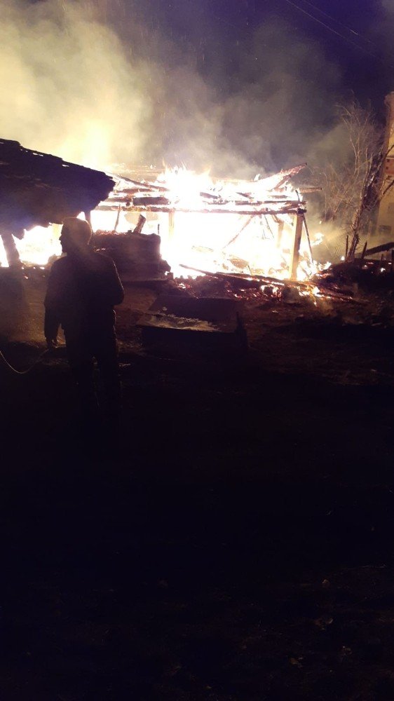 Sinop’ta ahşap ev alevlere teslim oldu