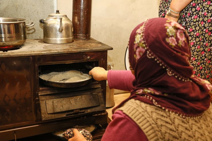 Soğuk kış gecelerini "pişmaniye" geleneğiyle ısıtıyorlar