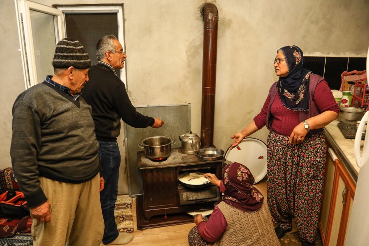 Soğuk kış gecelerini "pişmaniye" geleneğiyle ısıtıyorlar