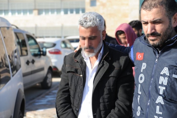 Suriyeli esnafın yüzüne gaz sıkıp 21 bin dolarını çaldılar