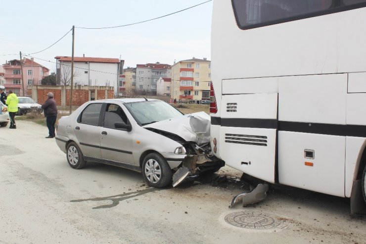 Otomobil park halindeki otobüse çarptı: 1 yaralı
